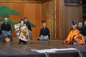 no01-00016_001.012013・2013大和屋本店「葵上」（シテ）宇高通成（ツレ）大川真美（ワキ）坂苗融（間）古川道郎（笛）左鴻 泰弘（小鼓）林吉兵衛（大鼓）石井保彦（太鼓）前川光範（後見）豊嶋幸洋　他