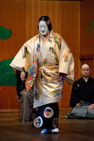 no01-00016_0082013・2013大和屋本店「葵上」（シテ）宇高通成（ツレ）大川真美（ワキ）坂苗融（間）古川道郎（笛）左鴻 泰弘（小鼓）林吉兵衛（大鼓）石井保彦（太鼓）前川光範（後見）豊嶋幸洋　他