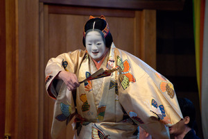 no01-00016_0162013・2013大和屋本店「葵上」（シテ）宇高通成（ツレ）大川真美（ワキ）坂苗融（間）古川道郎（笛）左鴻 泰弘（小鼓）林吉兵衛（大鼓）石井保彦（太鼓）前川光範（後見）豊嶋幸洋　他