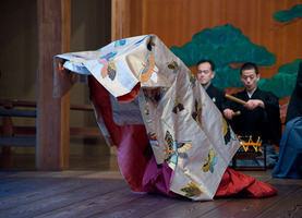 no01-00016_0282013・2013大和屋本店「葵上」（シテ）宇高通成（ツレ）大川真美（ワキ）坂苗融（間）古川道郎（笛）左鴻 泰弘（小鼓）林吉兵衛（大鼓）石井保彦（太鼓）前川光範（後見）豊嶋幸洋　他