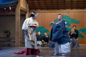 no01-00016_037.022013・2013大和屋本店「葵上」（シテ）宇高通成（ツレ）大川真美（ワキ）坂苗融（間）古川道郎（笛）左鴻 泰弘（小鼓）林吉兵衛（大鼓）石井保彦（太鼓）前川光範（後見）豊嶋幸洋　他