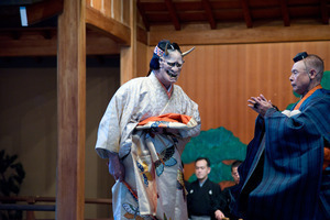 no01-00016_0372013・2013大和屋本店「葵上」（シテ）宇高通成（ツレ）大川真美（ワキ）坂苗融（間）古川道郎（笛）左鴻 泰弘（小鼓）林吉兵衛（大鼓）石井保彦（太鼓）前川光範（後見）豊嶋幸洋　他