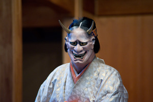 no01-00016_0382013・2013大和屋本店「葵上」（シテ）宇高通成（ツレ）大川真美（ワキ）坂苗融（間）古川道郎（笛）左鴻 泰弘（小鼓）林吉兵衛（大鼓）石井保彦（太鼓）前川光範（後見）豊嶋幸洋　他