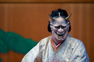 no01-00016_0392013・2013大和屋本店「葵上」（シテ）宇高通成（ツレ）大川真美（ワキ）坂苗融（間）古川道郎（笛）左鴻 泰弘（小鼓）林吉兵衛（大鼓）石井保彦（太鼓）前川光範（後見）豊嶋幸洋　他