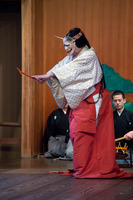 no01-00016_0472013・2013大和屋本店「葵上」（シテ）宇高通成（ツレ）大川真美（ワキ）坂苗融（間）古川道郎（笛）左鴻 泰弘（小鼓）林吉兵衛（大鼓）石井保彦（太鼓）前川光範（後見）豊嶋幸洋　他