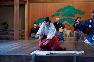 no01-00016_0512013・2013大和屋本店「葵上」（シテ）宇高通成（ツレ）大川真美（ワキ）坂苗融（間）古川道郎（笛）左鴻 泰弘（小鼓）林吉兵衛（大鼓）石井保彦（太鼓）前川光範（後見）豊嶋幸洋　他