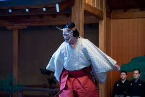 no01-00016_0582013・2013大和屋本店「葵上」（シテ）宇高通成（ツレ）大川真美（ワキ）坂苗融（間）古川道郎（笛）左鴻 泰弘（小鼓）林吉兵衛（大鼓）石井保彦（太鼓）前川光範（後見）豊嶋幸洋　他