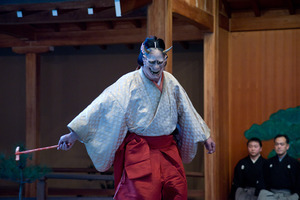 no01-00016_0592013・2013大和屋本店「葵上」（シテ）宇高通成（ツレ）大川真美（ワキ）坂苗融（間）古川道郎（笛）左鴻 泰弘（小鼓）林吉兵衛（大鼓）石井保彦（太鼓）前川光範（後見）豊嶋幸洋　他