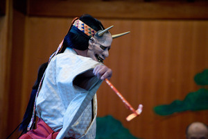 no01-00016_0602013・2013大和屋本店「葵上」（シテ）宇高通成（ツレ）大川真美（ワキ）坂苗融（間）古川道郎（笛）左鴻 泰弘（小鼓）林吉兵衛（大鼓）石井保彦（太鼓）前川光範（後見）豊嶋幸洋　他