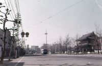 nkmr2_100(京都府京都市下京区廿人講町_東本願寺前)