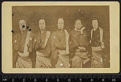 sol-J-07-02-20明治１２・1879新富座「中宵宮五人侠客」男達根岸の松右衛門〈5〉尾上　菊五郎、男達湯島の三吉〈1〉市川　左団次、男達上野の鐘五郎〈9〉市川　団十郎、祭りの世話役千右衛門〈3〉中村　仲蔵、男達不悪の弁吉〈8〉岩井　半四郎