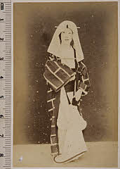 sol-J-15-01-06明治１４・1881新富座「古代形新染浴衣」福島屋娘おその〈８〉岩井　半四郎