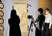 1st Joint Digital Archiving Technical Workshop on Digitizing Hanging Scrolls was held with the Sainsbury Institute for the Study of Japanese Arts and Cultures (SISJAC) and the Sainsbury Centre, University of East Anglia, on May 27, 2021