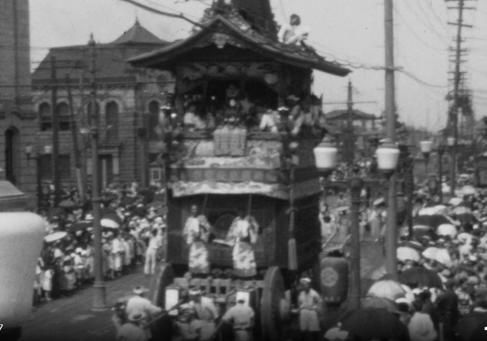 長刀鉾の会所から見た山鉾巡行